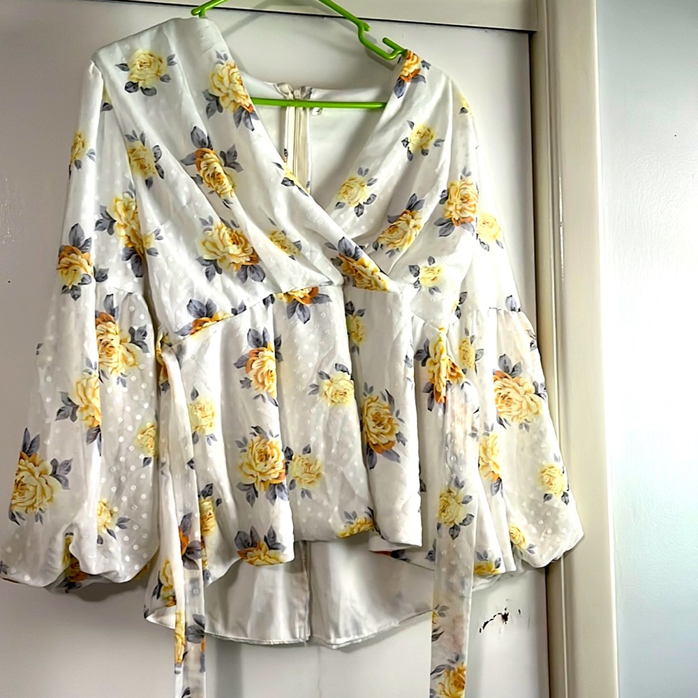 🍇 beautiful white yellow floral blouse, cross front with zip up back, size 3